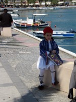 Kretenzer jongetje op een Griekse feestdag