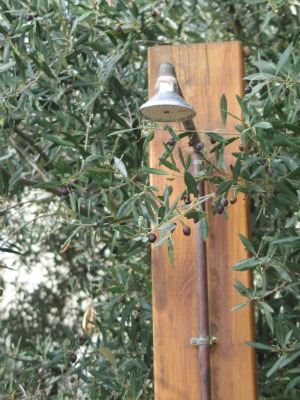 de buitendouche onder de olijfboom